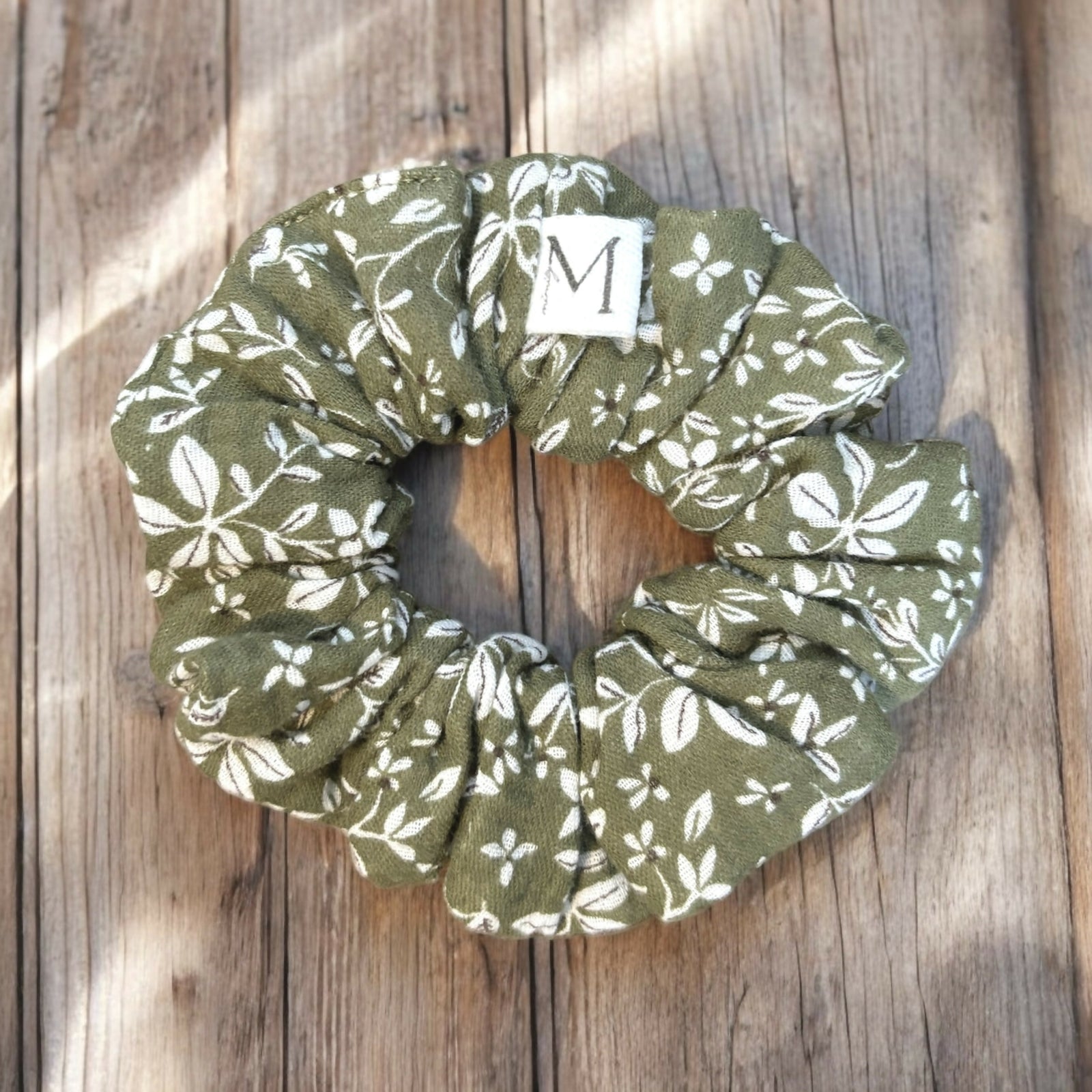 Mimily Boutique | Green scrunchie with white foliage