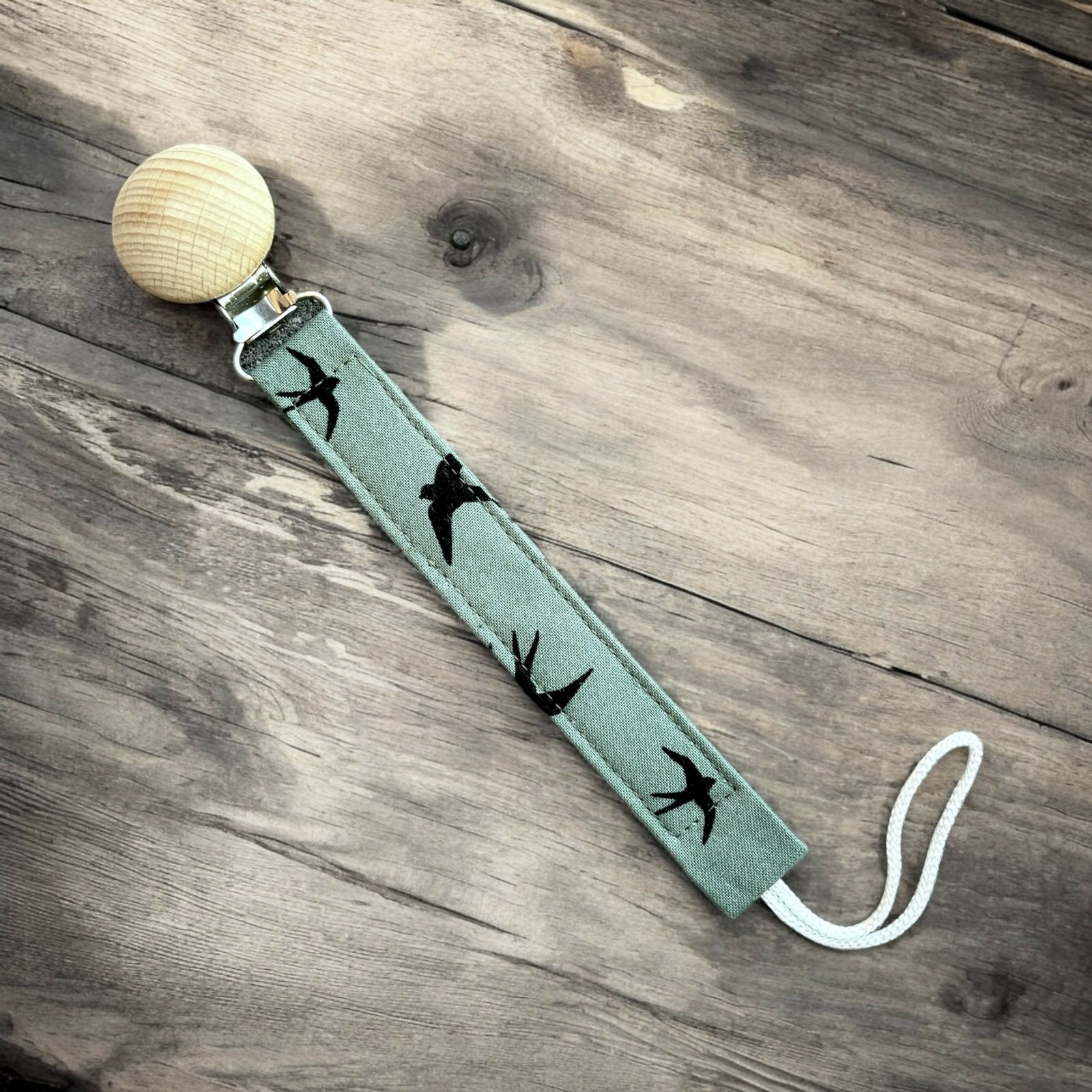 Mimily Boutique | Round wood green with black birds/Pacifier clip